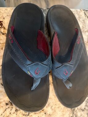 OluKai Men's Black and Dark Red Flip-Flops